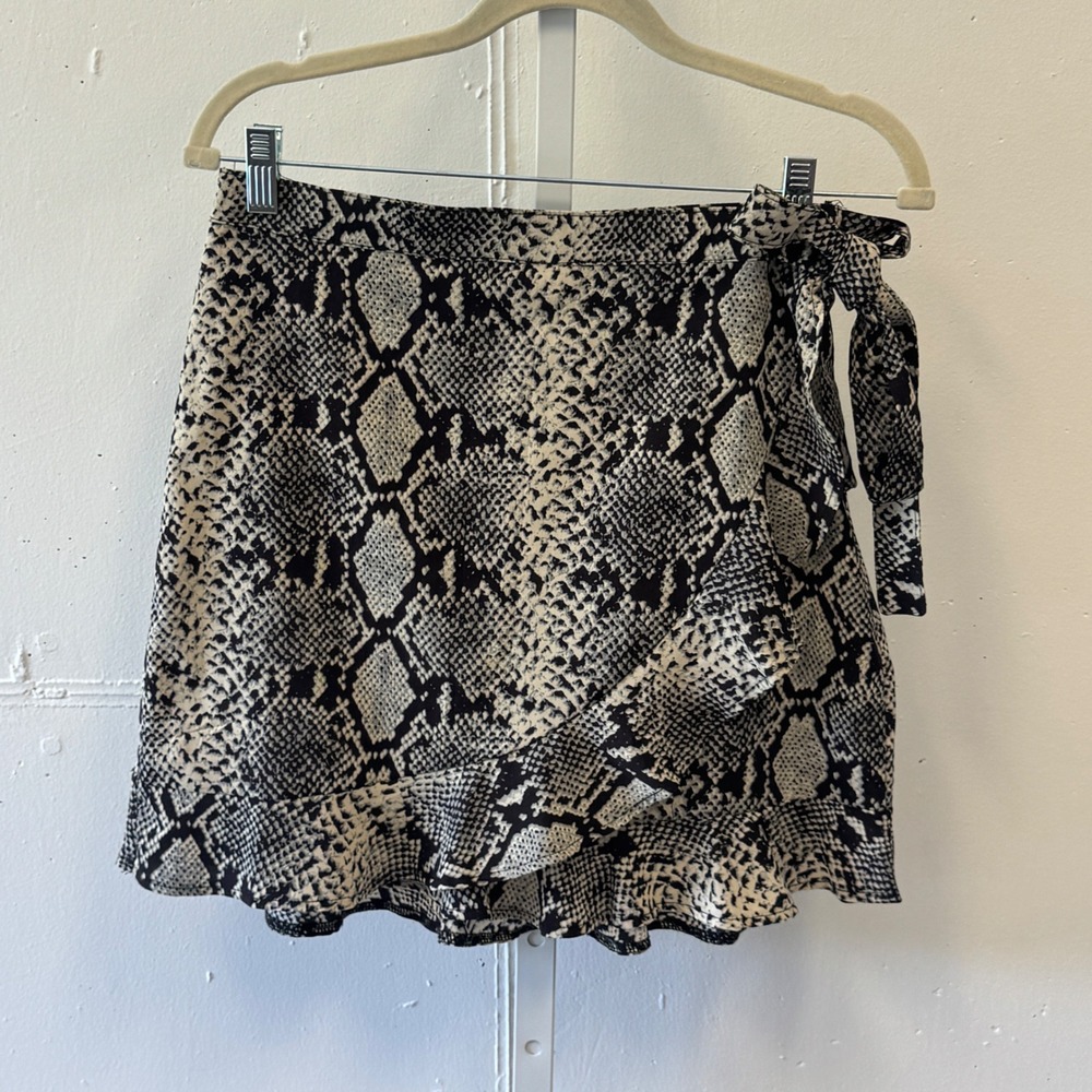 Nasty Gal Collection Snakeskin Print Wrap Mini Skirt Grey Black Ruffle Hem US 6